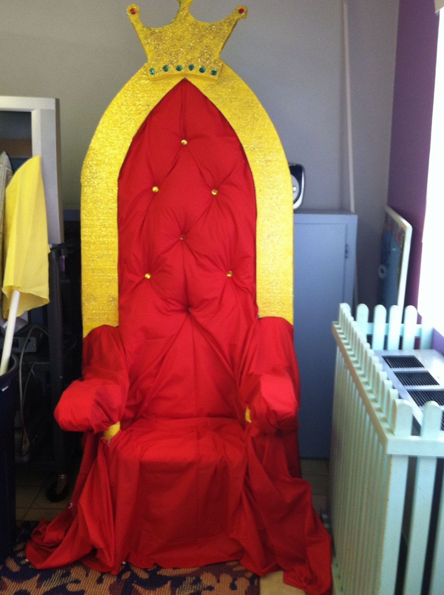 Трон из картона