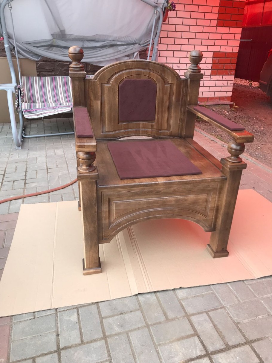 Деревянный стул трон