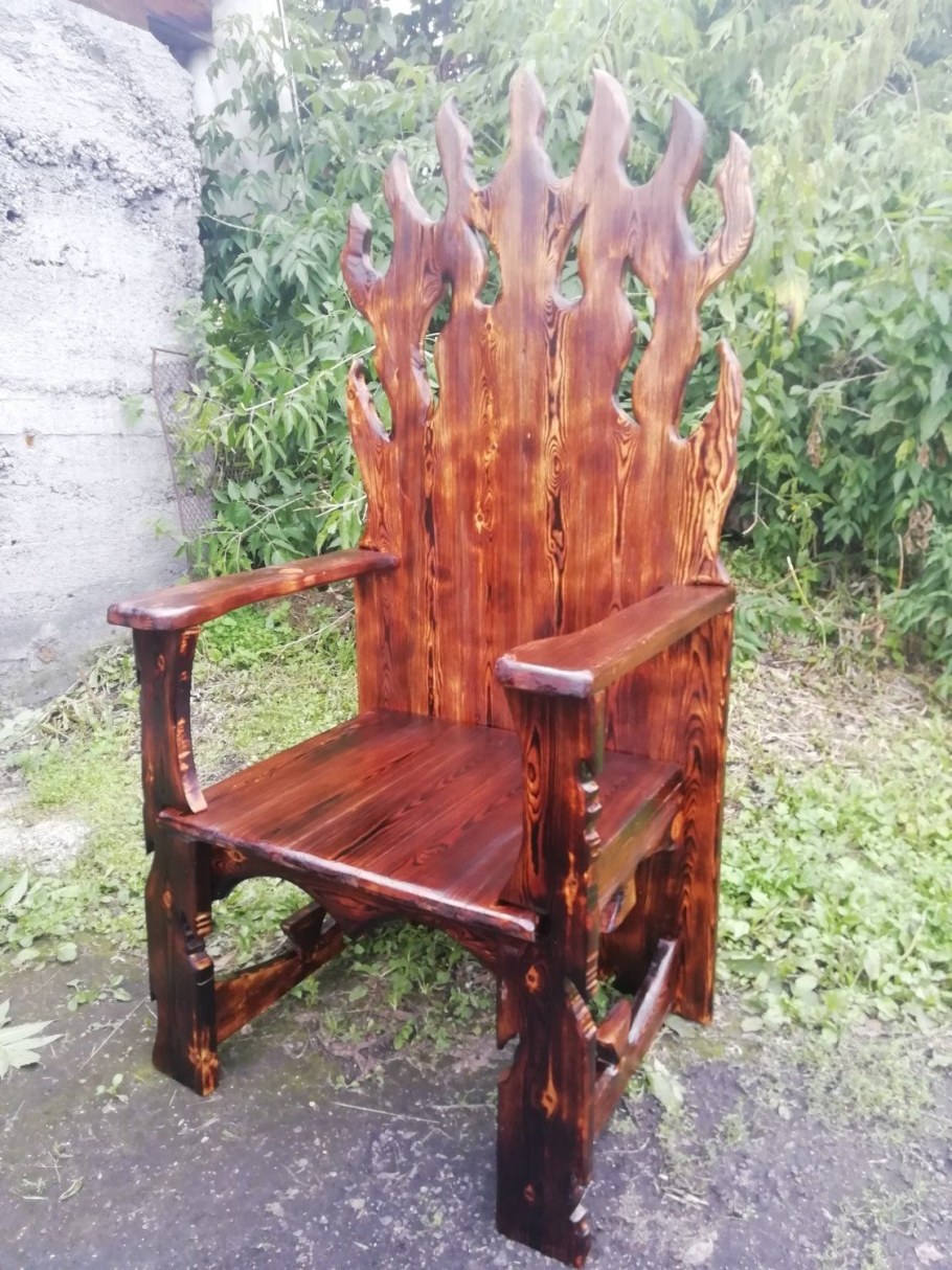 Стул трон из дерева
