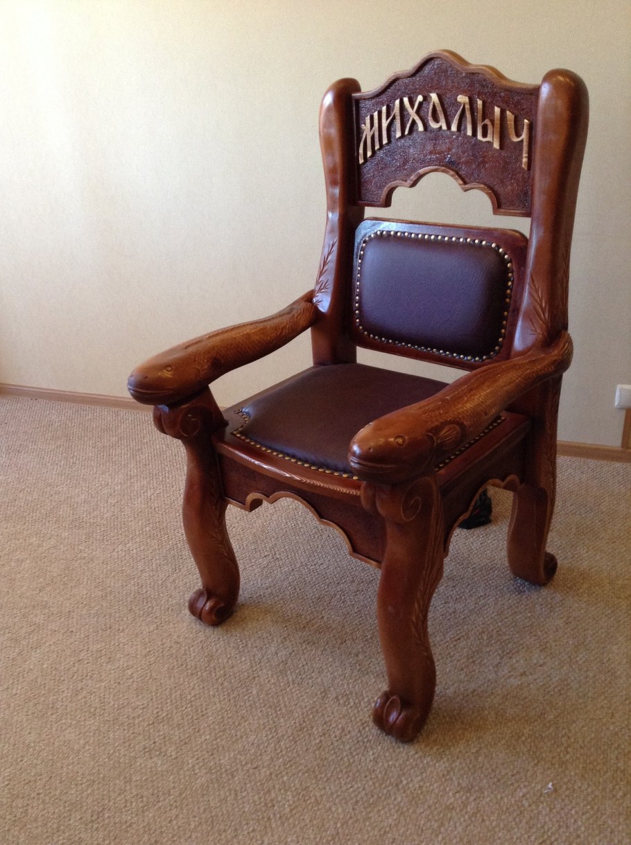 Стул из дерева