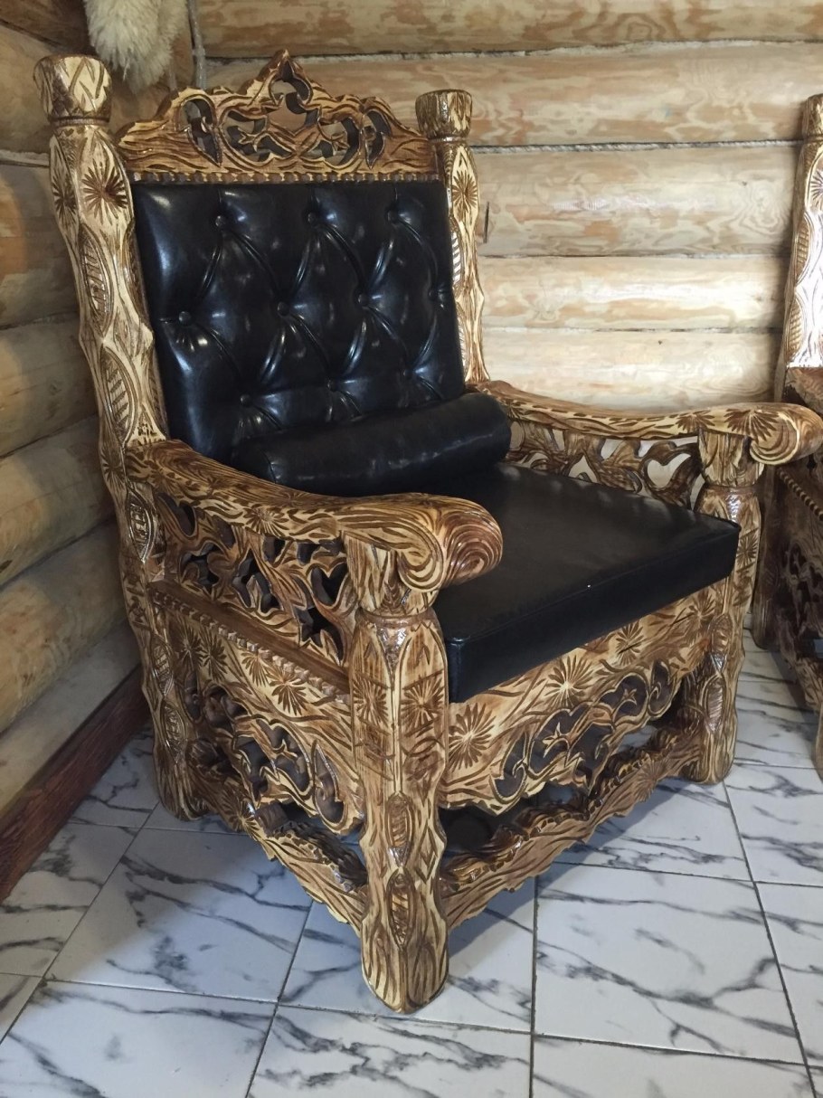 Резное кресло из дерева