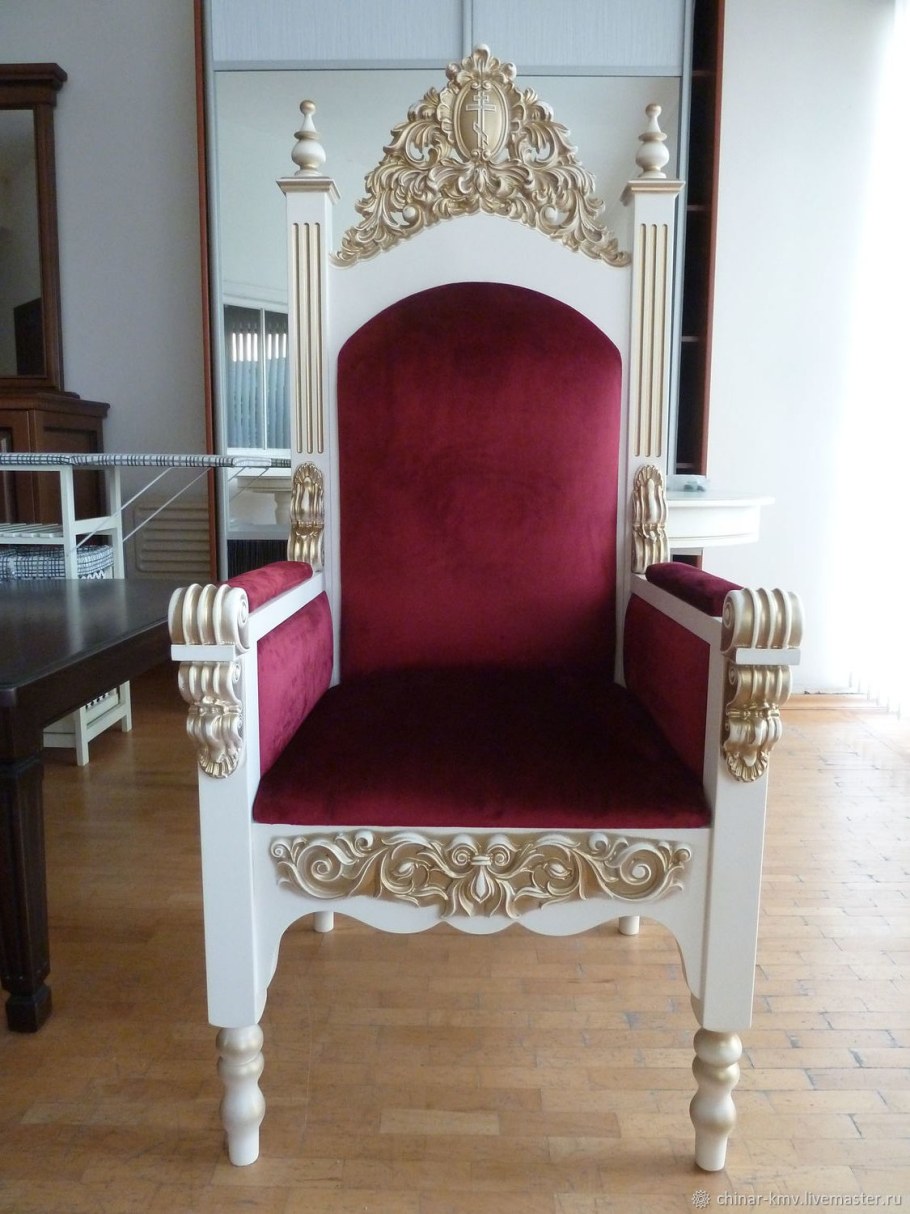 Трон деревянный резной