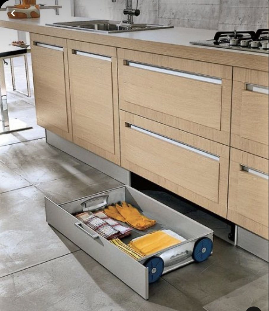 Выдвижной цоколь Blum