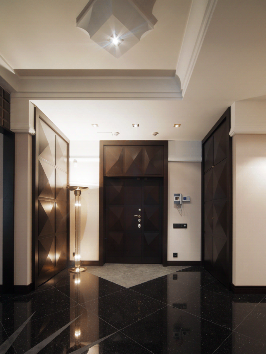 Коричневая плитка в прихожей