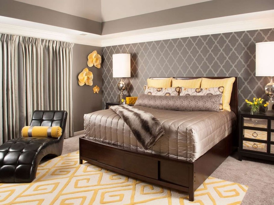 Коричневая кровать в интерьере спальни