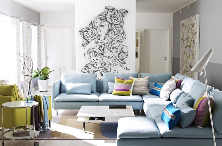 Яркая мебель в интерьере гостиной