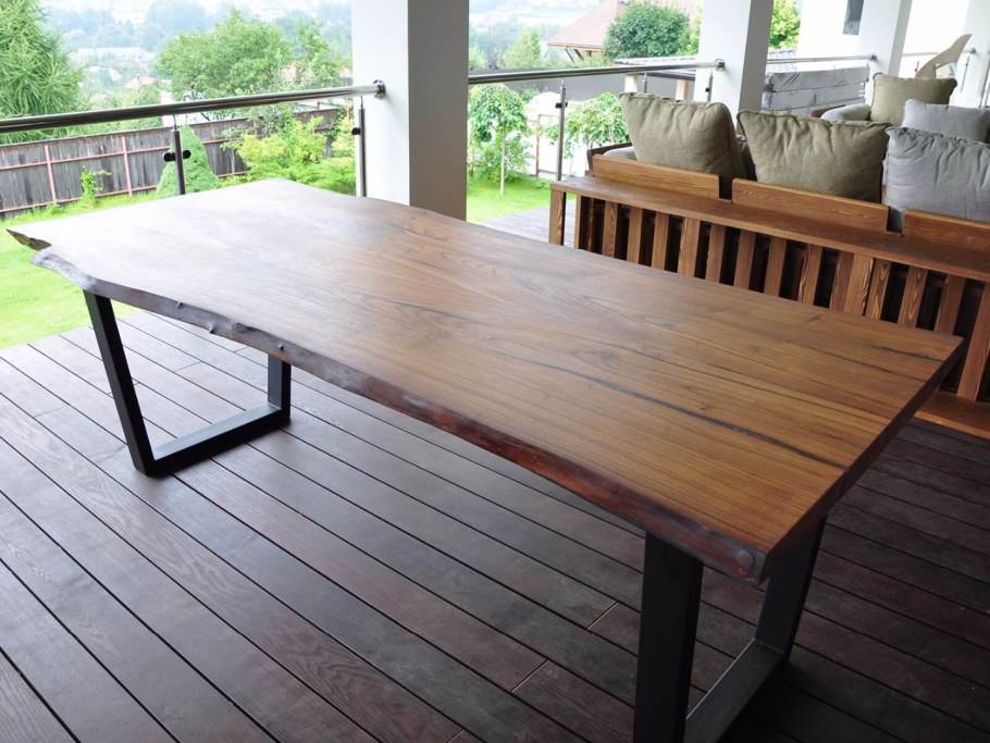 Деревянный стол на веранду