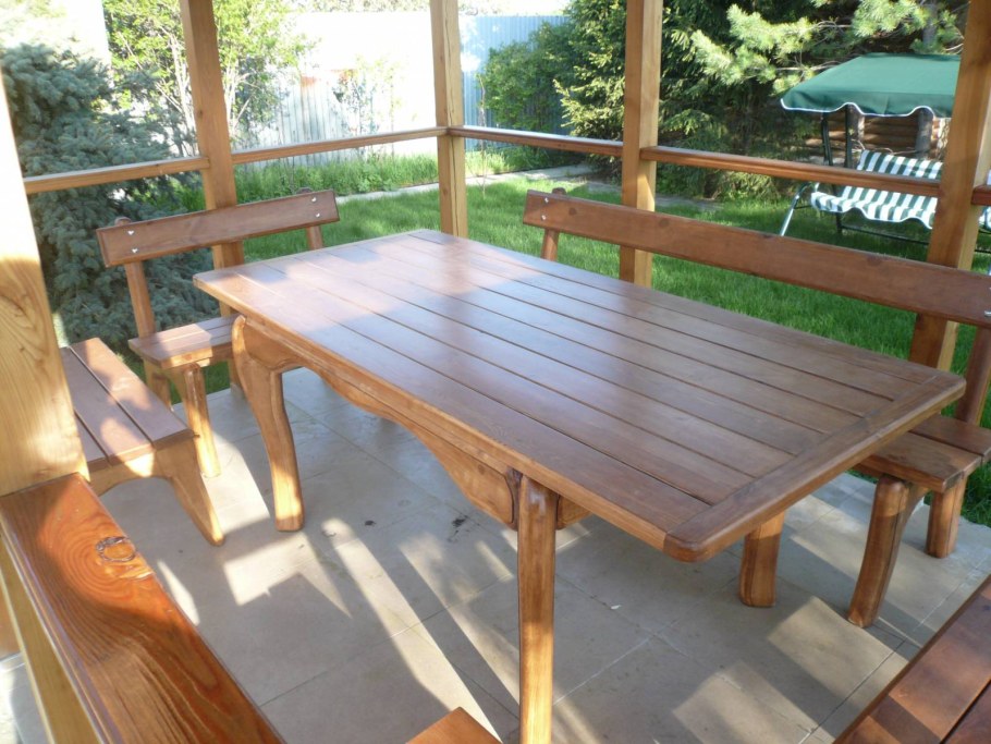 Деревянный стол в беседку