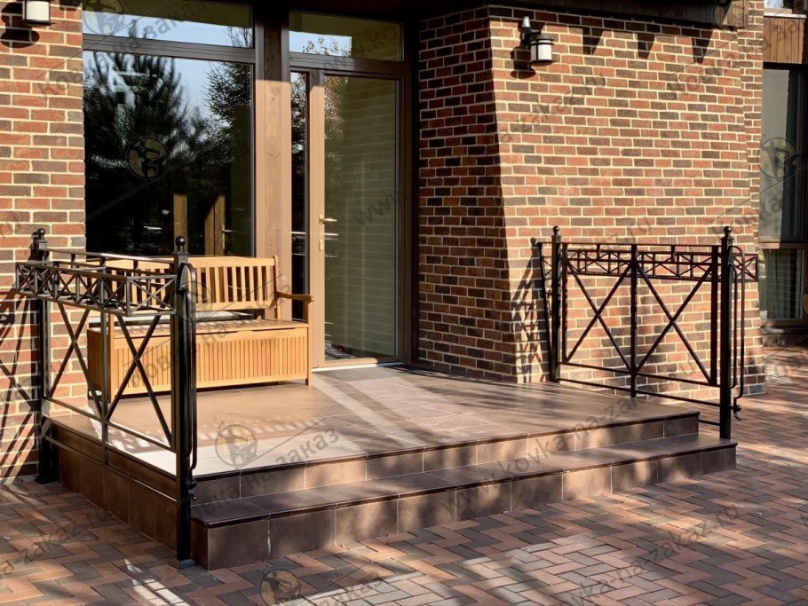 Перила для крыльца в частном доме
