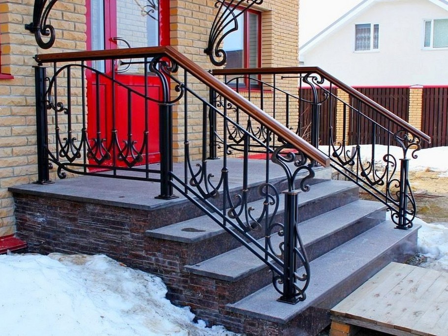 Лестница входная металлическая