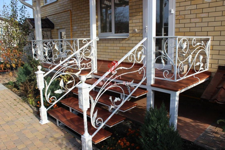 Ограждение крыльца ковка
