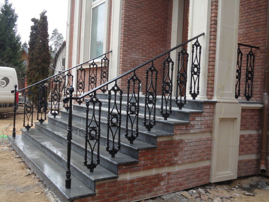 Перила для крыльца в частном доме