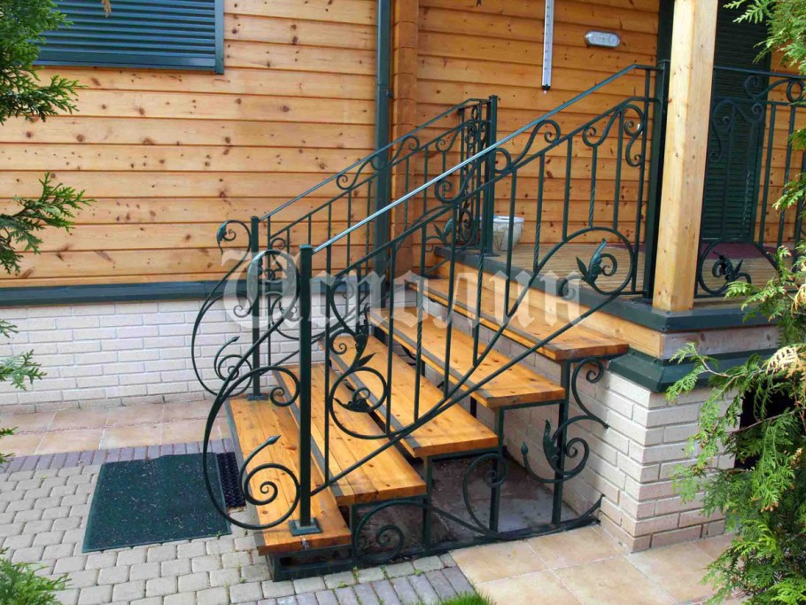 Перила с кованными элементами