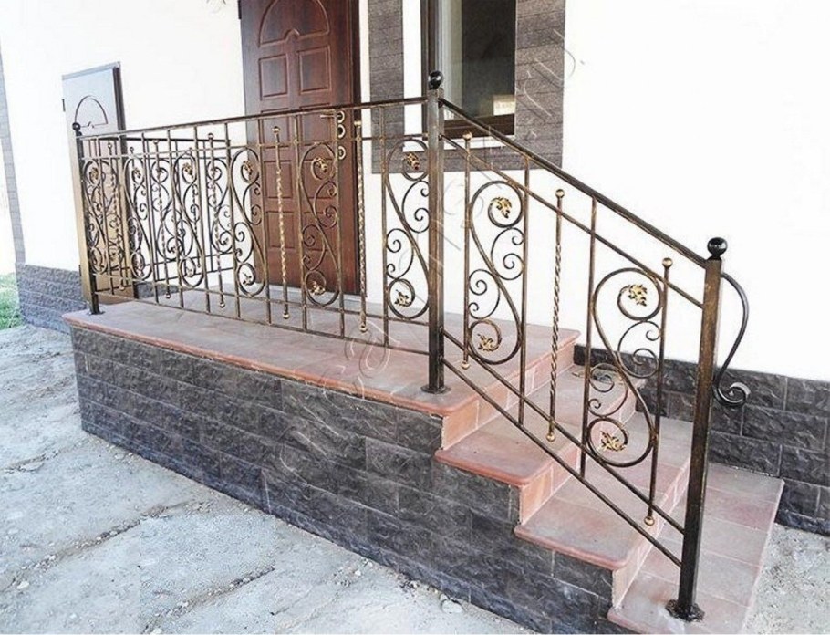 Кованые перила для крыльца в частном доме