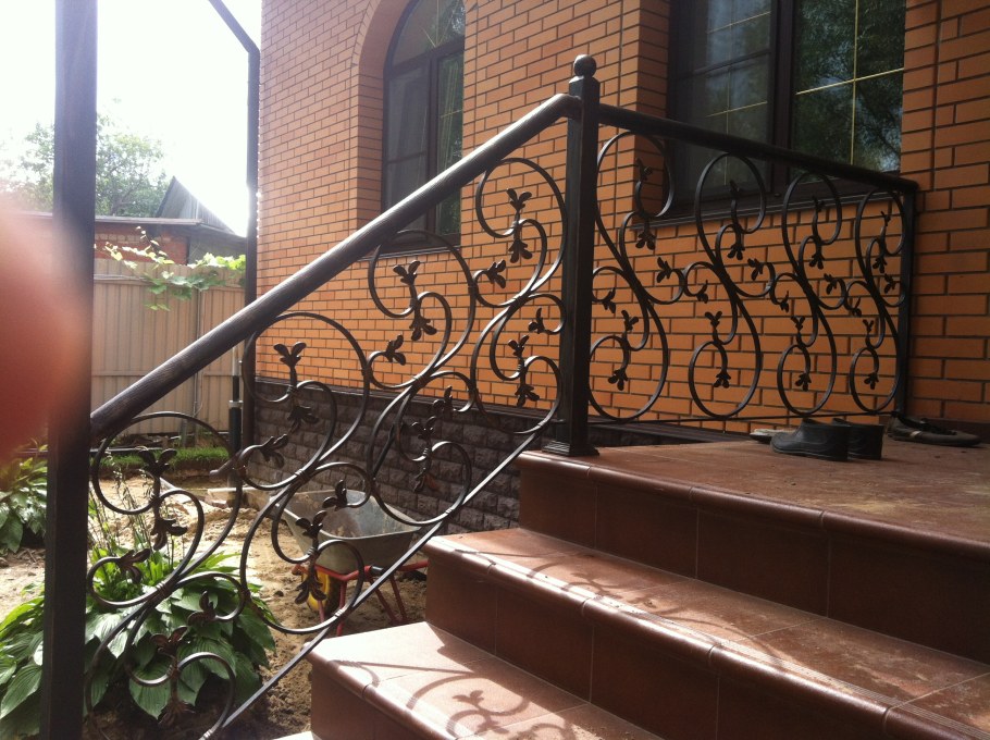 Перила для крыльца из металла