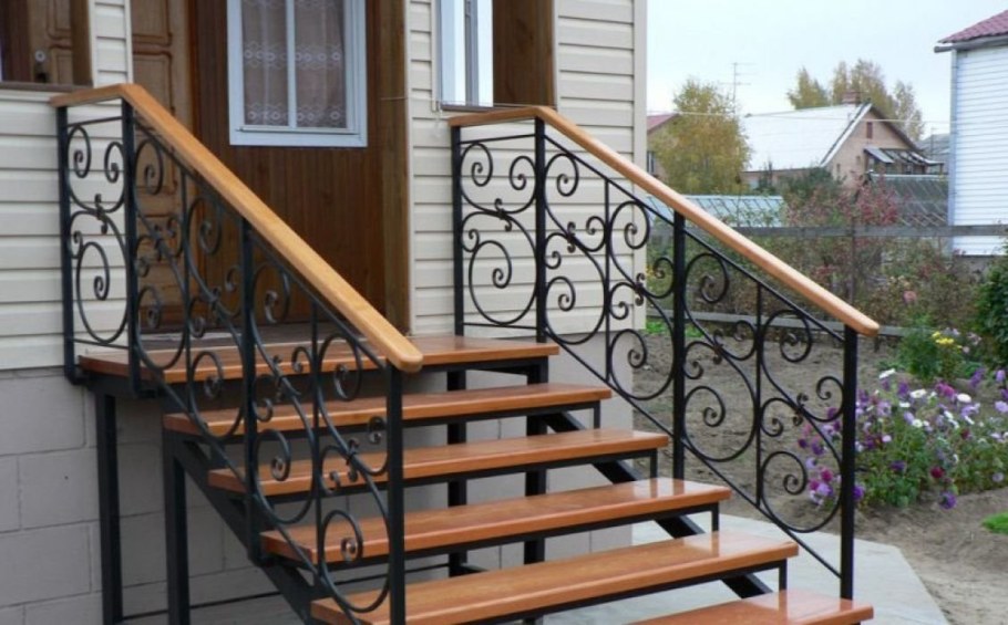 Лестница входная металлическая