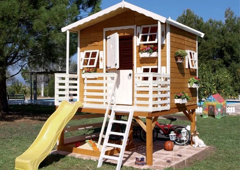 Детский деревянный домик