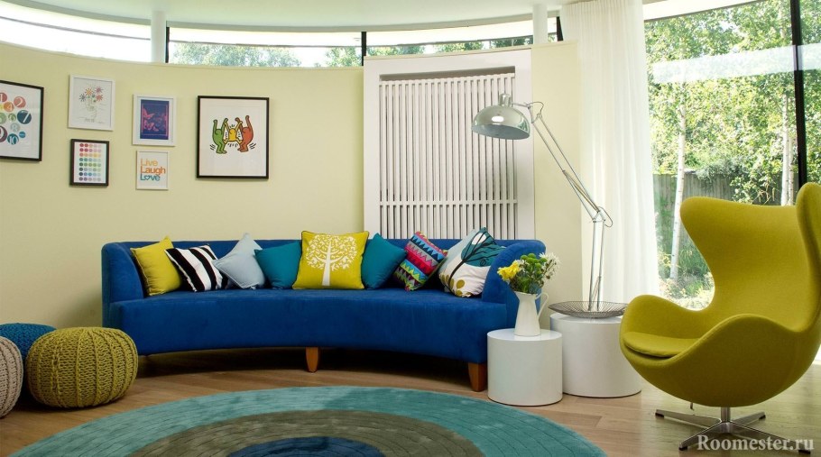 Синий диван в интерьере