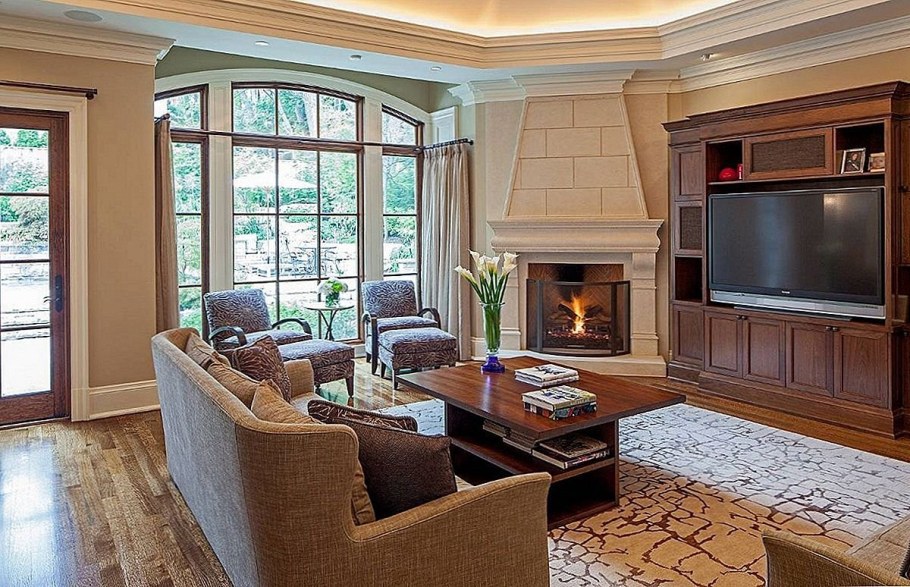 Гостиная с камином в частном доме