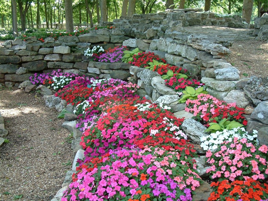 Клумба горка Альпийская петунья