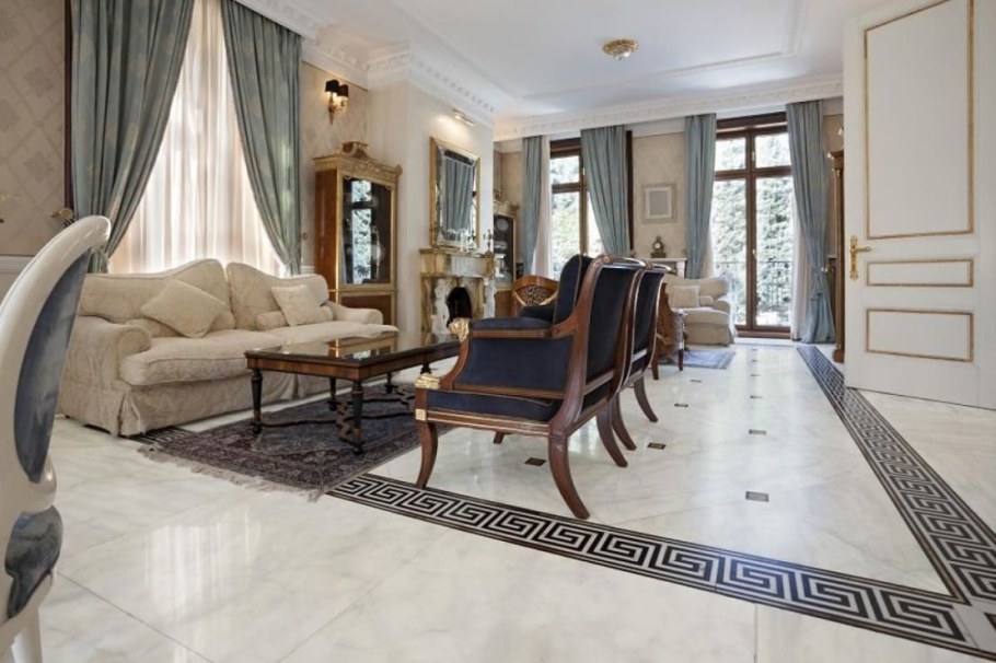 Белый мраморный пол в интерьере