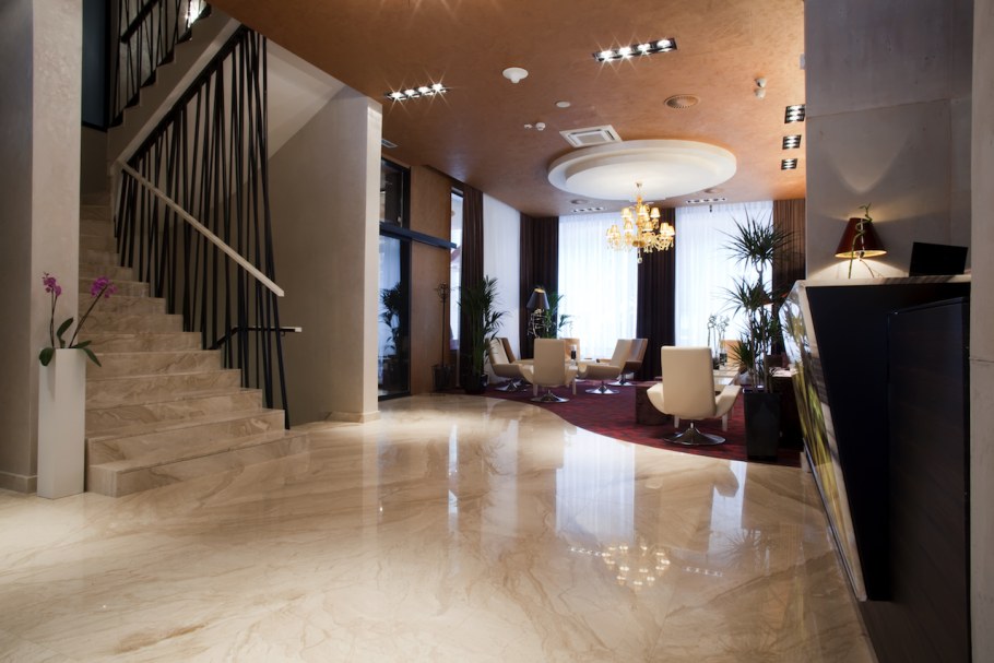 Мрамор в холле