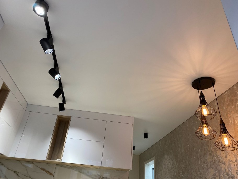 Потолок с трековыми светильниками