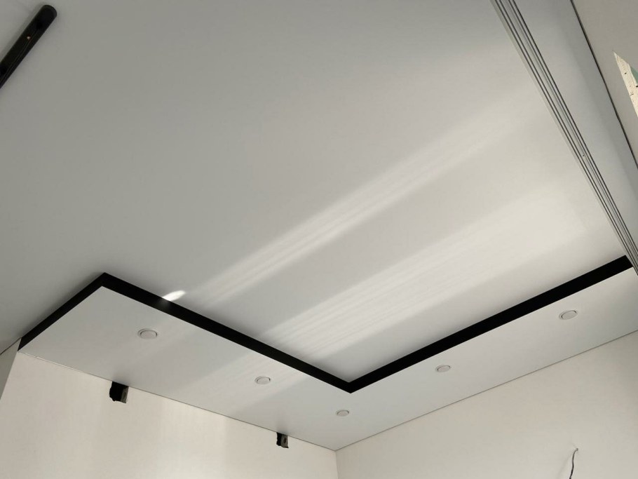 Двухуровневый потолок слот 80