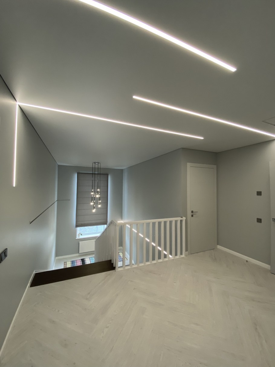 Световые линии на потолке и стене