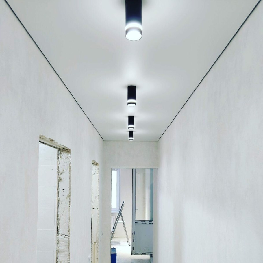 Фото светильников на натяжном потолке геометрия