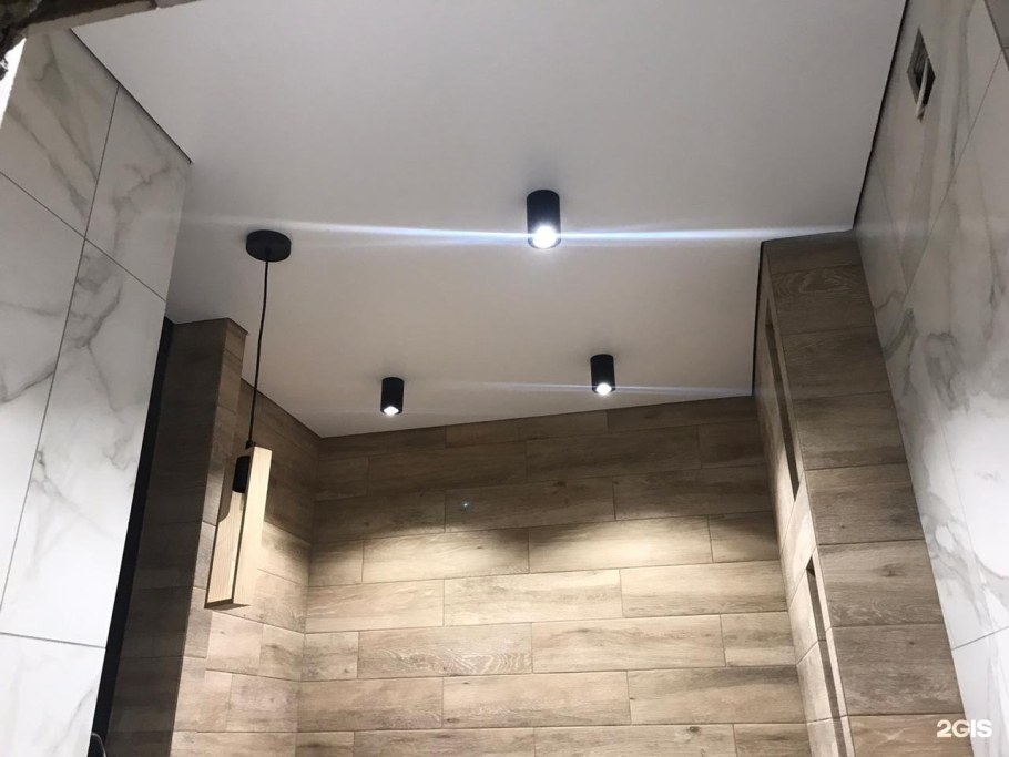 Теневой потолок в ванной комнате