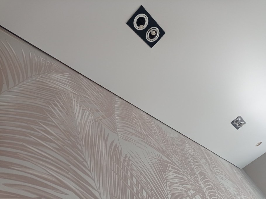 Теневой потолочный плинтус для натяжных потолков