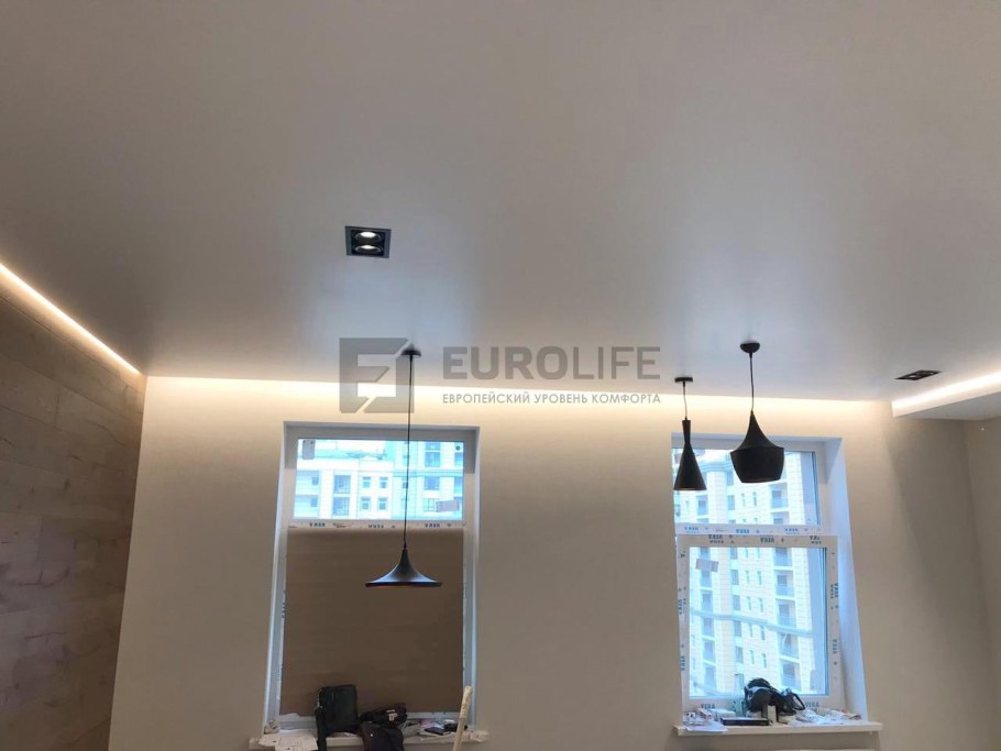 Теневой профиль и глянцевый потолок