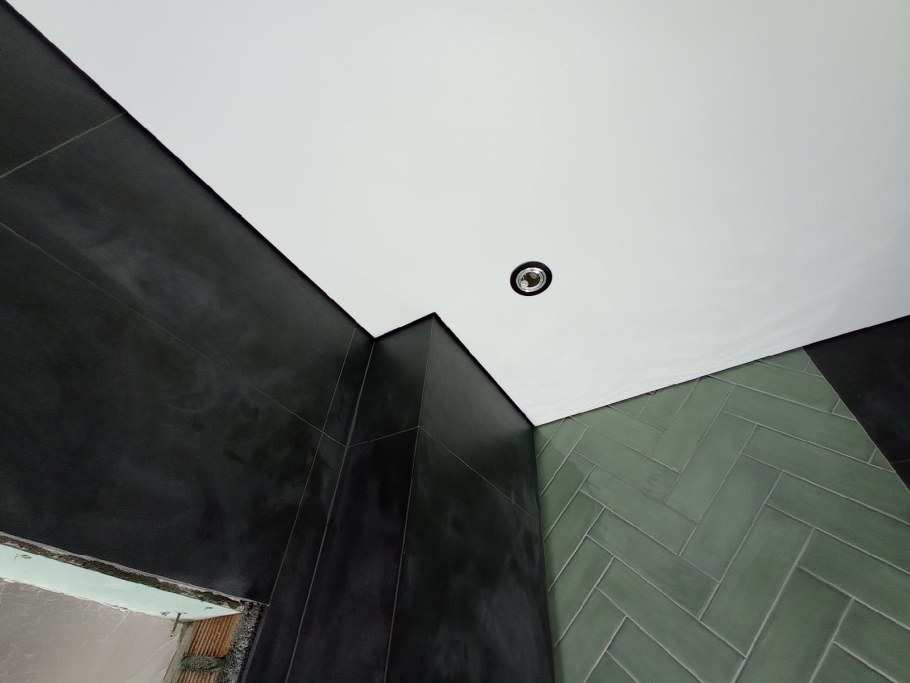 Натяжной потолок с теневым профилем в ванной