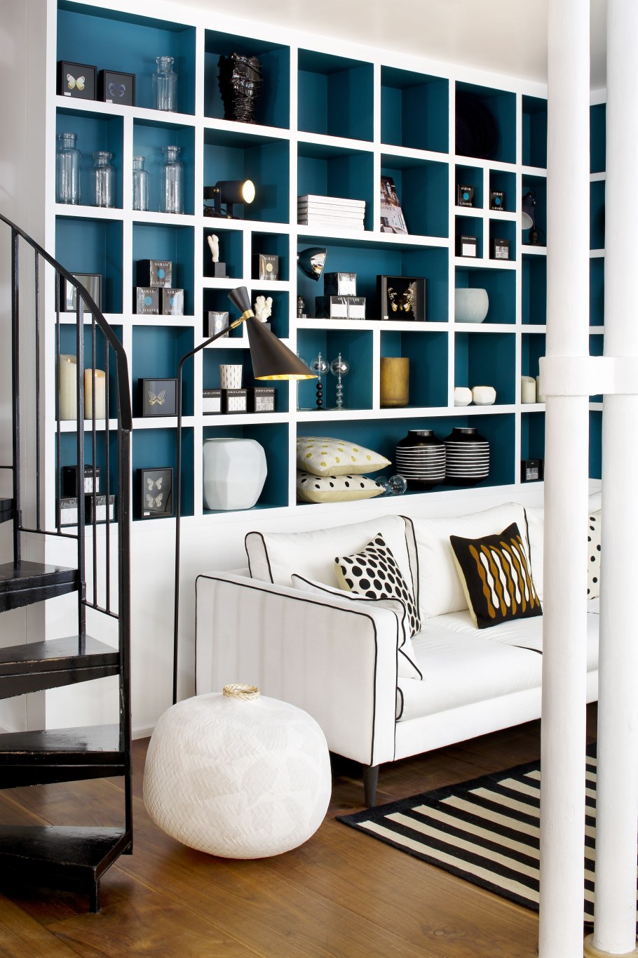 Дизайнерские стеллажи в интерьере