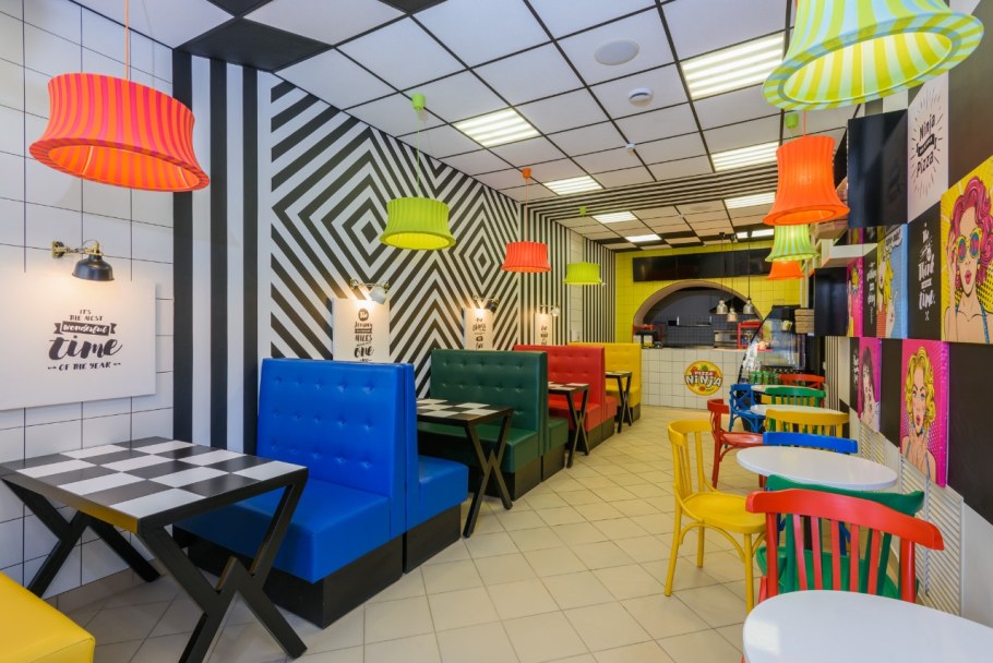 Интерьер маленькой пиццерии