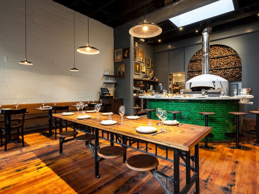 Интерьер кафе с открытой кухней