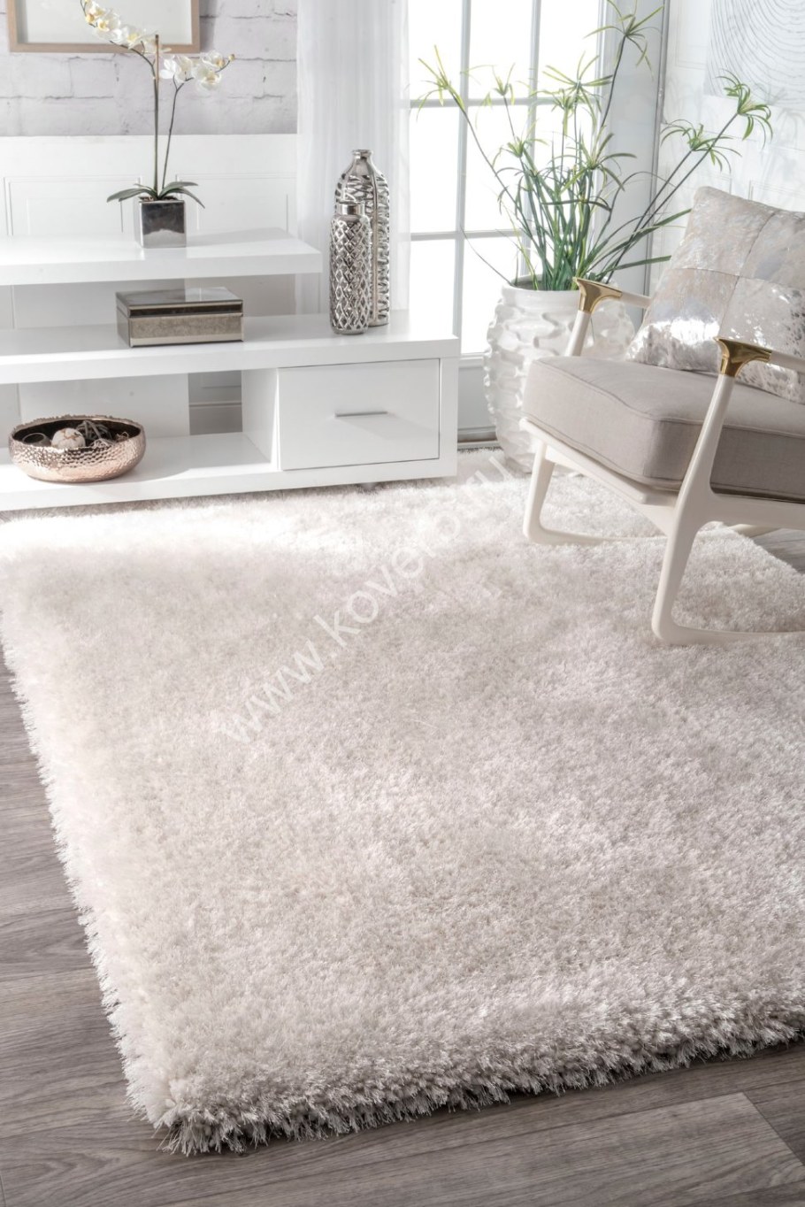 Белый ковер в интерьере гостиной