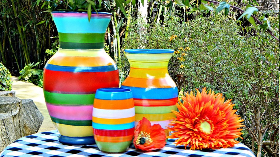 Яркие вазы в интерьере
