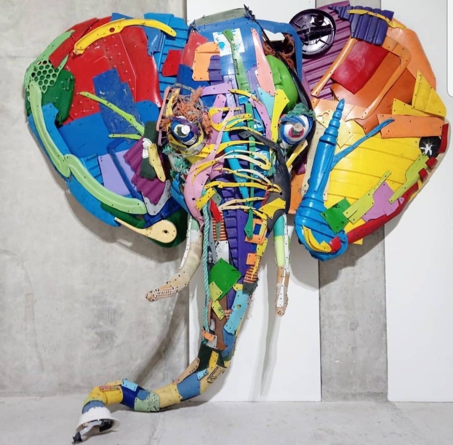 Арт объект из мусора