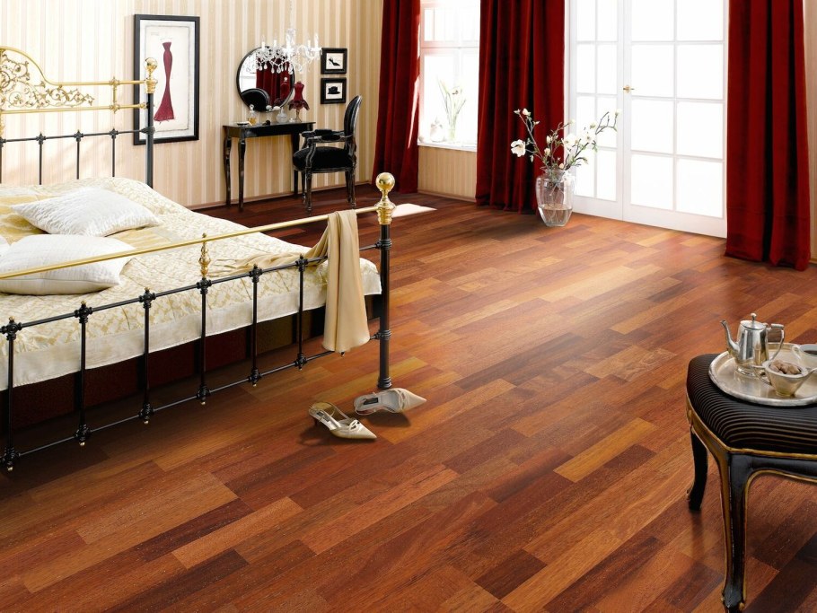 Кровать цвета под мрамор на полу паркет Мербау