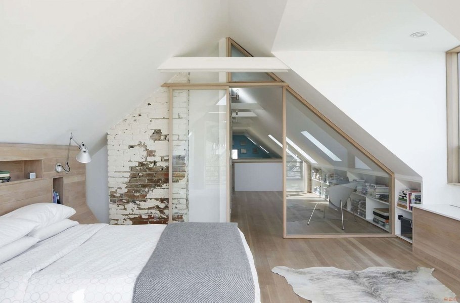 Спальня с мансардной крышей