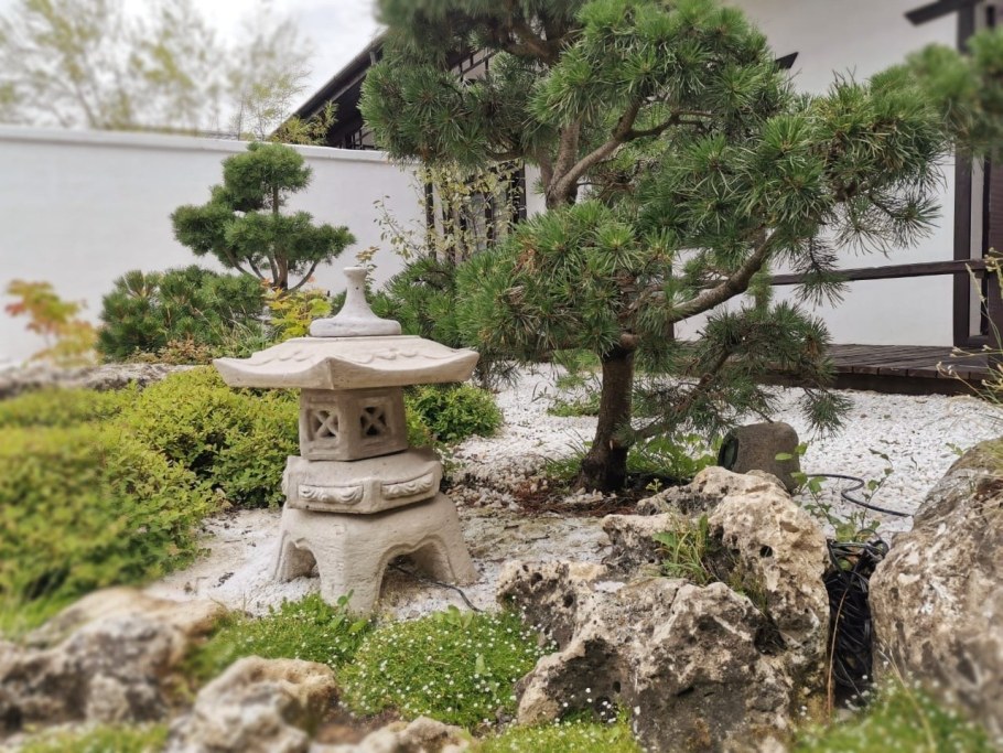 Японский сад цубо с прудом