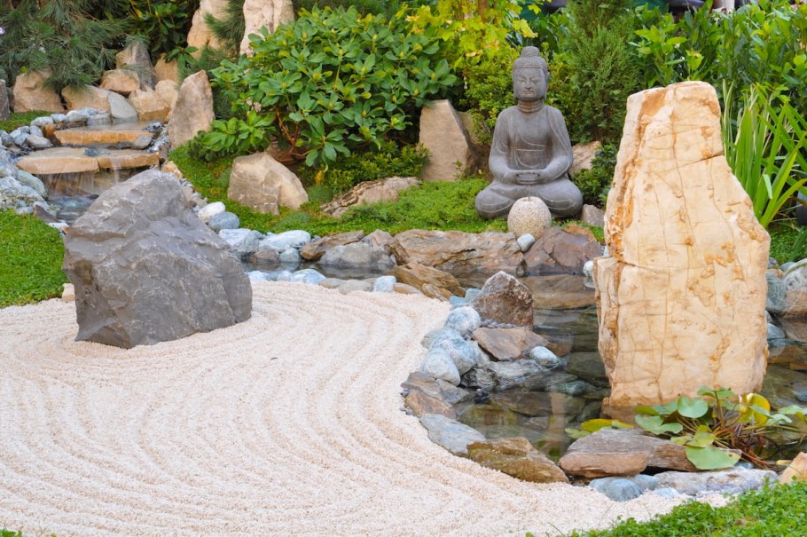 Сад дзен Будда в саду камней
