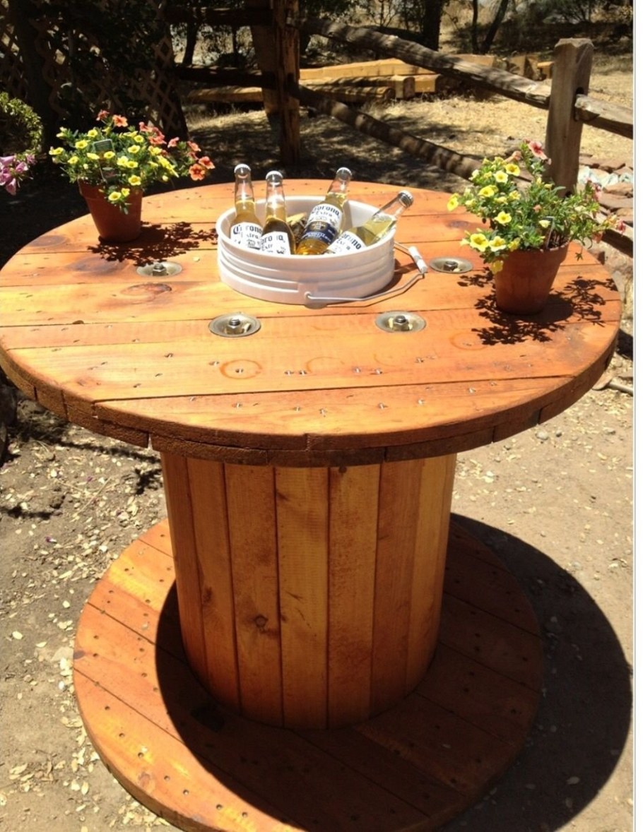 Садовый столик из дерева