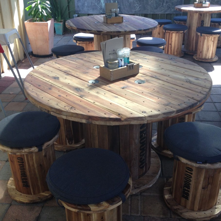 Стол из кадушки для кабеля