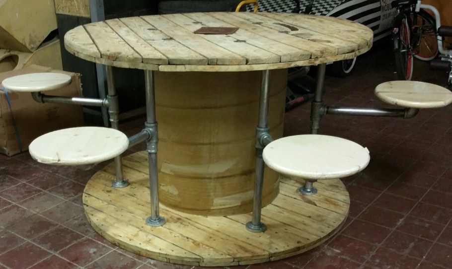 Столик из кабельной катушки
