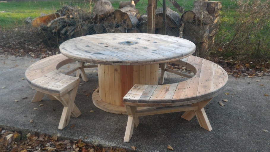 Стол из катушки для кабеля