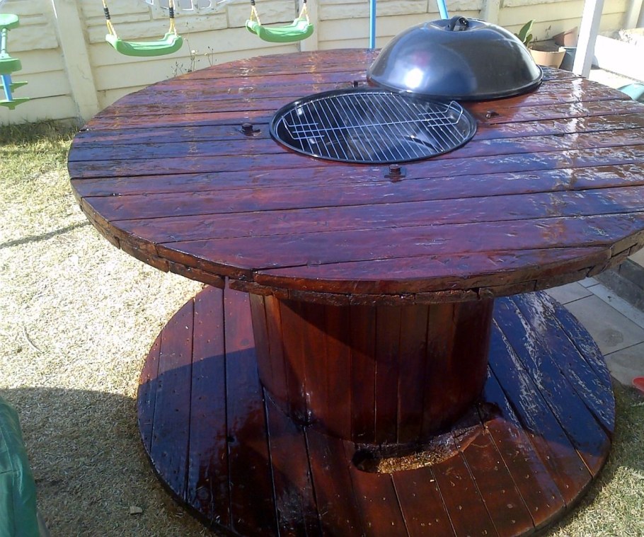 Стол из кабельной катушки