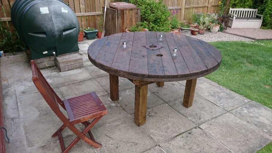 Круглый стол для дачи